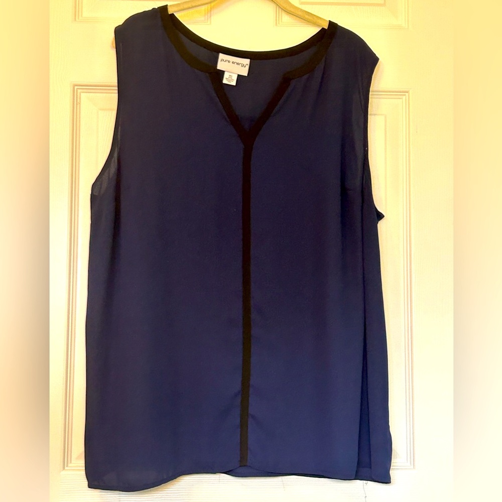 Sleeveless blouse with black trim and V-neck size 2X